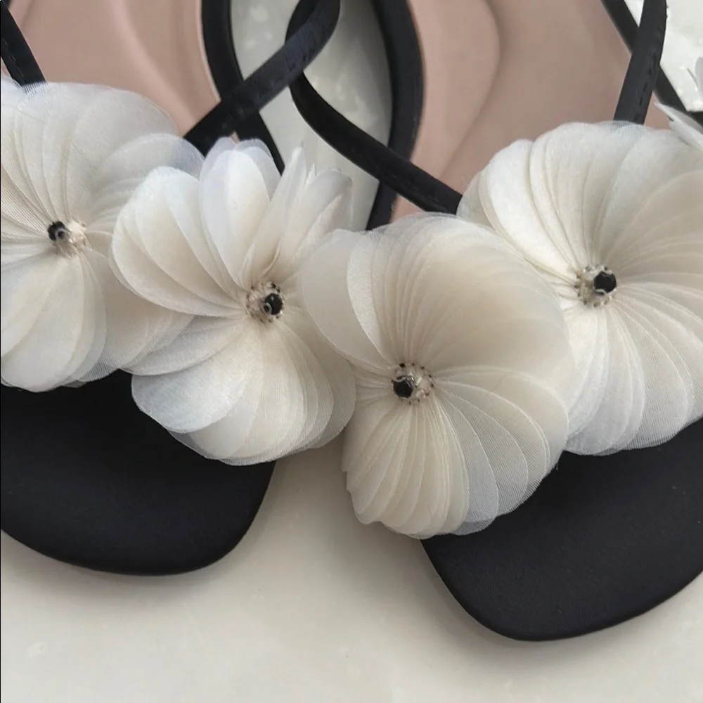 ZARA Black Slide Sandals with White Floral Appliqués - Picture 5 of 5